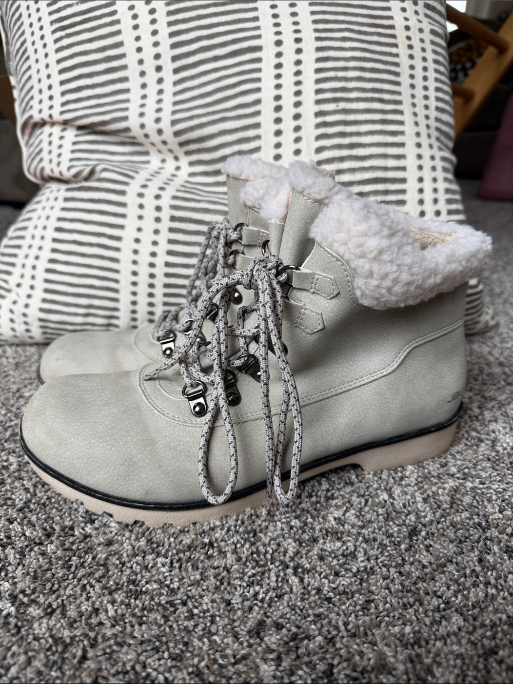 JBU light grey faux suede Sherpa boots size women’s 8.5m